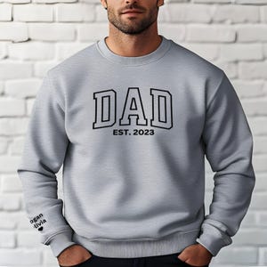 Benutzerdefinierter Vater Est mit Kindernamen und Herz auf Ärmel Sweatshirt, besticktes Sweatshirt mit Vatertag, Geschenke für neuen Vater, beste Geschenke für Vater, Vater Hoodie