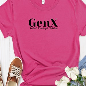 Puede incluir: Camiseta rosa con texto negro que dice "GenX Resilient Resourceful Rebellious"