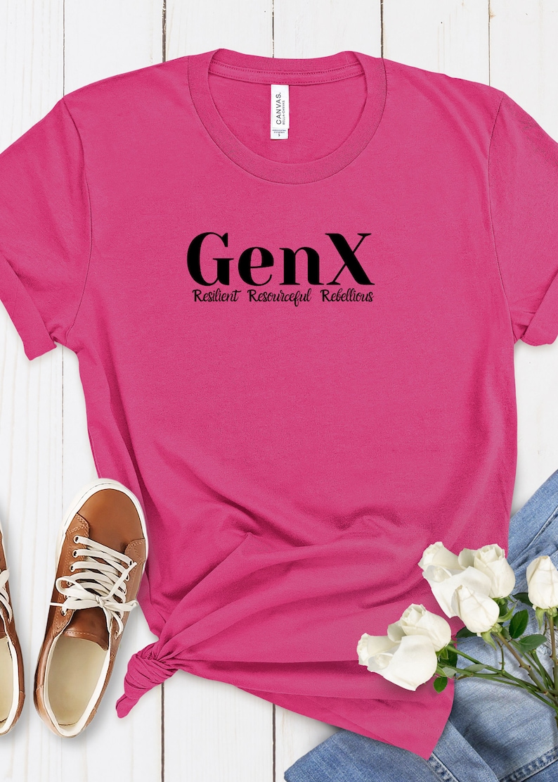 Puede incluir: Camiseta rosa con texto negro que dice "GenX Resilient Resourceful Rebellious"