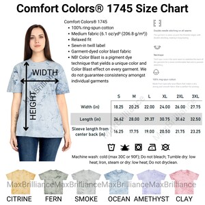 Puede incluir: Una tabla de tallas para las camisetas Comfort Colors® 1745, que muestra las medidas en pulgadas para el ancho, la longitud y la longitud de la manga desde el centro de la espalda. La tabla incluye las tallas S, M, L, XL, 2XL y 3XL. La tela es 100 % algodón hilado en anillo y está teñida en prenda con una técnica de explosión de color. La tabla también incluye instrucciones de cuidado: lavar a máquina con agua fría, secar en secadora a baja temperatura y planchar a baja temperatura.
