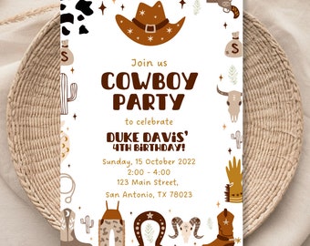 Op de afbeelding: Een witte uitnodiging met bruine en gouden accenten voor een cowboy-themafeest. De uitnodiging luidt "Doe mee met ons Cowboy Party om de 4e verjaardag van Duke Davis te vieren!" met details voor het feest op zondag 15 oktober 2022 van 14:00 tot 16:00 uur op 123 Main Street, San Antonio, TX 78023.