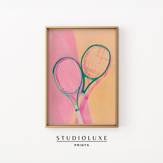 Une Balle De Tennis Et Une Raquette Sont Sur Le Court En Moquette Image