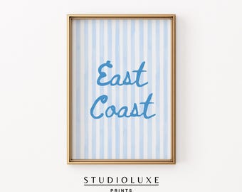 Pode incluir: Uma impressão emoldurada com um fundo listrado azul e branco e o texto "East Coast" em escrita azul.