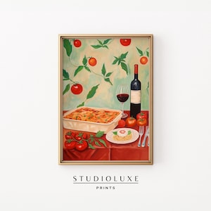 Puede incluir: Una pintura de bodegón con una fuente de horno llena de pasta, una copa de vino tinto, una botella de vino tinto y un plato de pasta con una tomate encima. La escena se desarrolla sobre un mantel rojo con tomates y vides en el fondo.