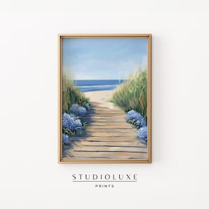 Pode incluir: Uma pintura de uma passarela de madeira que leva a uma praia com água azul e um céu azul. A passarela é ladeada por flores azuis de ambos os lados.