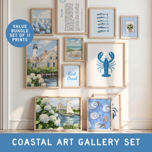 Può includere: Una collezione di undici stampe artistiche costiere incorniciate, tra cui immagini di barche a vela, fari e scene di spiaggia. Le stampe presentano una varietà di schemi di colori blu e bianco, con il testo "East Coast" e "Coastal Art Gallery Set".