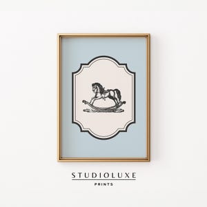 Arte de pared de galería de guardería vintage, caballo balancín azul, decoración de habitación de bebé de género neutro, impresiones de bocetos de ilustraciones vintage, descarga digital