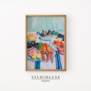 Op de afbeelding: Een schilderij van een stilleven met een tafeldekking met verschillende zeevruchten, waaronder mosselen, garnalen, kreeft en vis. De zeevruchten zijn gerangschikt op een wit tafelkleed met citroenen en groene takjes. Het schilderij is gemaakt in een heldere, kleurrijke stijl.