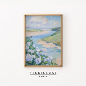Peut inclure: Une peinture représentant un paysage côtier avec une rivière serpentant à travers un champ d'hortensias bleus et blancs. Le ciel est bleu clair avec des nuages blancs. L'eau est bleu clair et le champ est vert clair.