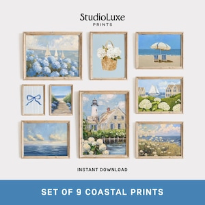Peut inclure: Ensemble de 9 impressions côtières encadrées, représentant des scènes de plage, des voiliers et des compositions florales. Les cadres sont en bois clair. Le texte "StudioLuxe PRINTS" est en haut et "TÉLÉCHARGEMENT INSTANTANÉ" en dessous.