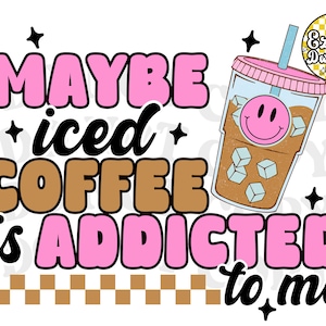 Puede incluir: Un dise&ntilde;o gr&aacute;fico rosa y marr&oacute;n con el texto "Maybe iced coffee is addicted to me". El dise&ntilde;o presenta una taza de caf&eacute; helado de dibujos animados con una cara sonriente y cubitos de hielo.