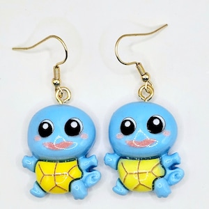 Pendientes kawaii de cartas coleccionables
