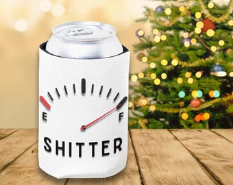 Sh*tter's Full-Cousin Eddie-National Lampoon's Christmas Vacation-Koozie de lata con indicador de gasolina-Lata estándar de 12 oz
