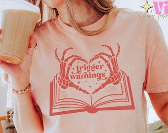 Camiseta de advertencias de activación Camiseta de tropos de libros Camiseta de romance oscuro Camiseta de Booktok Merch de Bookish Regalo divertido para lectores Camiseta del club de lectura Camiseta obscena Regalo para amantes de los libros