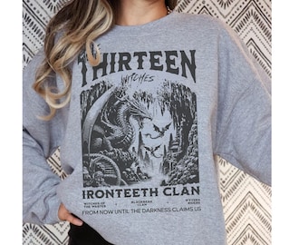 Felpa con cappuccio Thirteen, Felpa con cappuccio Throne Of Glass, Merchandising SJM Universe concesso in licenza, Manon Blackbeak, Streghe Ironteeth, Dorian Haviliard, Regalo da libraio
