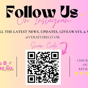 以下が含まれることがあります： ピンクと黄色のグラフィックで、「Follow Us On Instagram」と「FOR ALL THE LATEST NEWS, UPDATES, GIVEAWAYS, & MORE!!」というテキストが表示されています。「@VERSEVIBECO OR」というテキストが下にあります。「Scan Code」というテキストの下に、白黒のQRコードがあります。「CHECK OUT OUR REVIEWS!!」というテキストは画像の右側にあり、その下に黄色の星が5つあります。