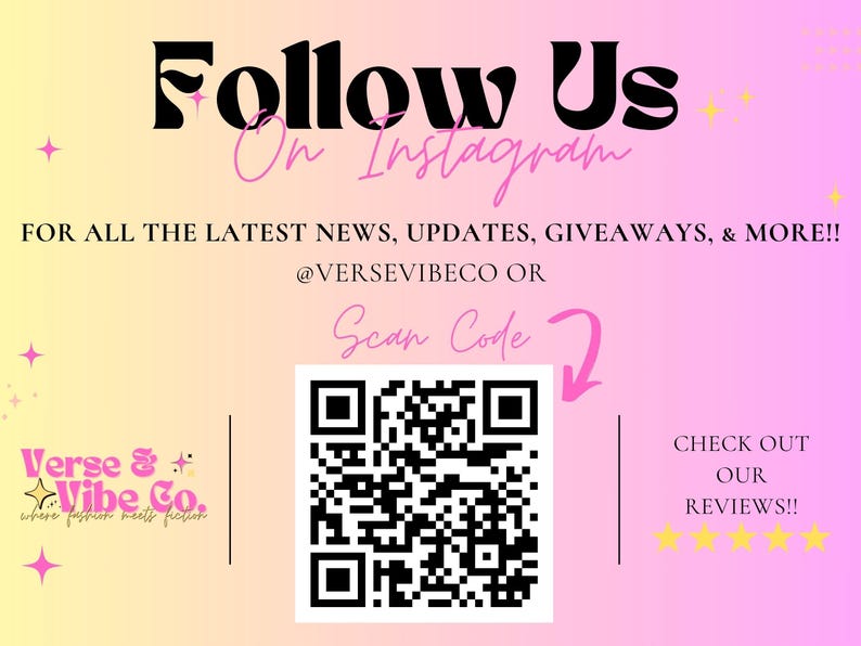 以下が含まれることがあります： ピンクと黄色のグラフィックで、「Follow Us On Instagram」と「FOR ALL THE LATEST NEWS, UPDATES, GIVEAWAYS, & MORE!!」というテキストが表示されています。「@VERSEVIBECO OR」というテキストが下にあります。「Scan Code」というテキストの下に、白黒のQRコードがあります。「CHECK OUT OUR REVIEWS!!」というテキストは画像の右側にあり、その下に黄色の星が5つあります。