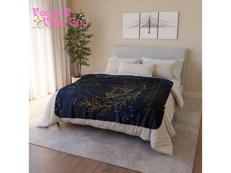 K&ouml;nnte beinhalten: Eine marineblaue Tagesdecke mit einem goldenen Sternbild-Design und dem Text "Glaube an die Magie, die in dir steckt". Die Decke liegt auf einem Bett mit wei&szlig;en Bettw&auml;sche und einem wei&szlig;en Kissen.