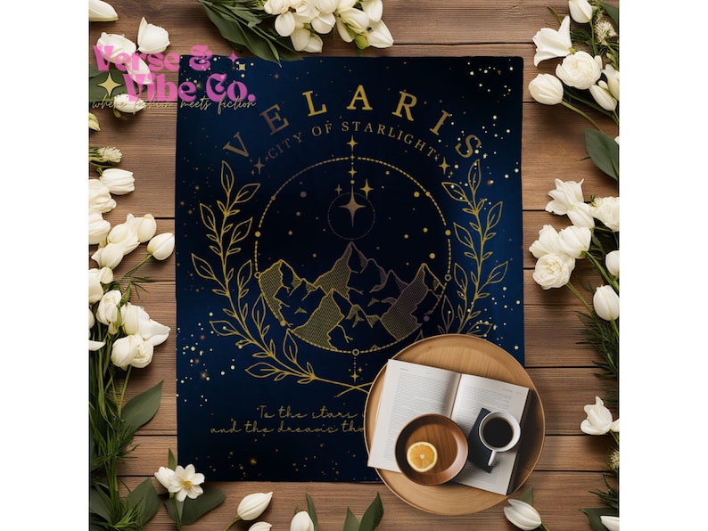 K&ouml;nnte beinhalten: Eine blaue und goldene Decke mit einem himmlischen Design. Das Design zeigt einen Kreis mit Sternen, Bergen und einem belaubten Zweig. Der Text "VELARIS - CITY OF STARLIGHT" ist in goldenen Buchstaben geschrieben. Der Text "To the stars and the dreams the" ist in goldenen Buchstaben am unteren Rand der Decke geschrieben.