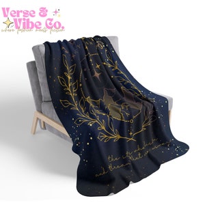 K&ouml;nnte beinhalten: Eine marineblaue Kuscheldecke mit einem goldenen Sternbild-Design und dem Text "the stars above the city that never sleeps and dream that is alive".