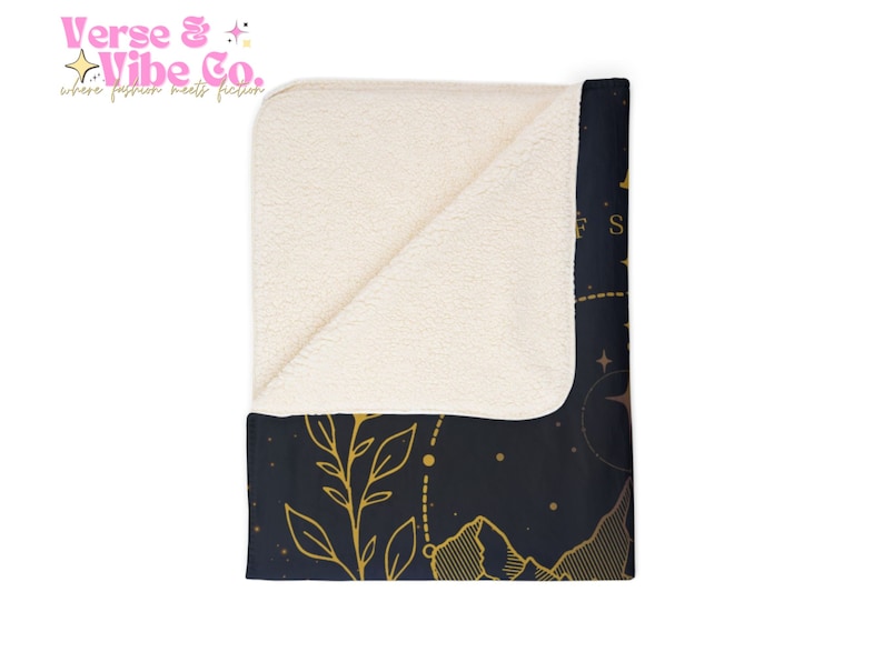 K&ouml;nnte beinhalten: Eine weiche, pl&uuml;schige Kuscheldecke mit einem schwarzen und goldenen Sternenhimmel-Design. Die Decke zeigt ein Sternbildmuster mit Sternen, Monden und Planeten. Die R&uuml;ckseite der Decke ist aus weichem, wei&szlig;em Sherpa-Stoff.
