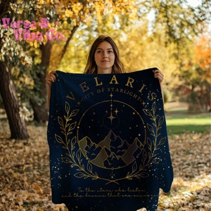 K&ouml;nnte beinhalten: Eine marineblaue Wandbeh&auml;nge mit goldenen Buchstaben, die "VELARIS X-CITY OF STARLIGHT" lauten, und einem goldenen Design aus einem Halbmond, Sternen und Bergen. Der Text unten lautet "To the stars we listen and the dreams that are ours."
