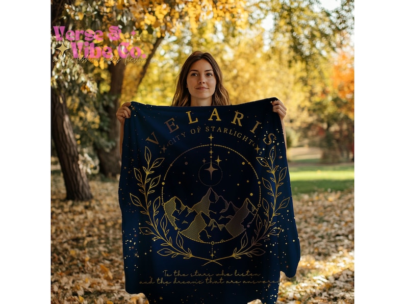 K&ouml;nnte beinhalten: Eine marineblaue Wandbeh&auml;nge mit goldenen Buchstaben, die "VELARIS X-CITY OF STARLIGHT" lauten, und einem goldenen Design aus einem Halbmond, Sternen und Bergen. Der Text unten lautet "To the stars we listen and the dreams that are ours."
