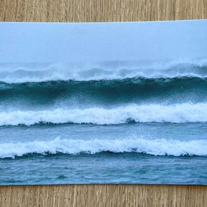 Carte postale écossaise des vagues de la mer orageuse - Vatersay, Hébrides extérieures, Ecosse