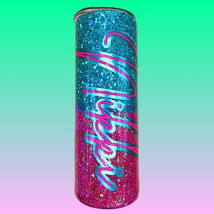 Könnte beinhalten: Ein türkisfarbener und rosafarbener Glitzerbecher mit dem Wort "Magical" in blauer und rosafarbener Schrift.