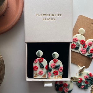 Boucles d'oreilles argile femme pendantes bohème fleurs, cadeau pour elle, bijoux boho chic, boucles d'oreilles fleuries femme