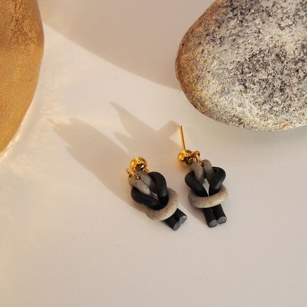 Boucles d'oreilles Nœud en Pâte Polymère - Élégance Intemporelle - Gris Granit et Noir