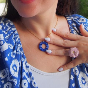 Collar de acero inoxidable con colgante azul real hecho a mano - colgante de arcilla polimérica azul