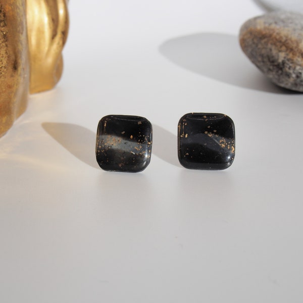 Boucles d'oreilles Marbrées Granit / Carré Noir - Ornement Doré en Acier Inoxydable - Élégance Artistique