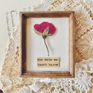 Arte enmarcado con mensaje de amor diminuto en forma de capullo de rosa de 2" x 3" / Regalo para amantes de la naturaleza / Arte de pared con flores prensadas / Regalo de "Te amo" / Rosas rojas reales