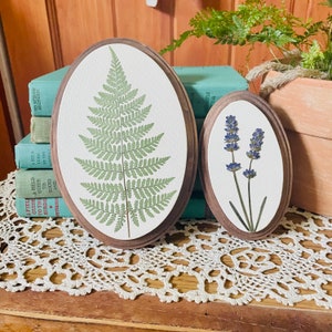 Set regalo di arte da parete botanica su tela / Arazzo ovale alla lavanda / Arte da parete floreale pressata / Fiori di campo pressati con cornice / Regalo per gli amanti della natura