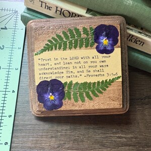 Gedrukte bloem schriftkunst: botanische varens, vintage typemachinetekst afbeelding 3