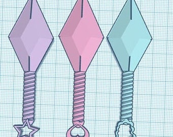 Op de afbeelding: Drie gestileerde kunai-messen in pastelkleuren: lavendel, roze en teal. Elk heeft een ruitvormig lemmet en een spiraalvormige handgreep. De handvatten eindigen met een ster, een hart en een bloemenontwerp.