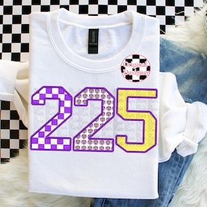 Puede incluir: Sudadera blanca con el número "225" en morado, marrón y amarillo. El "2" es un patrón de tablero de ajedrez morado, el segundo "2" tiene un patrón marrón y el "5" es amarillo. Se ve un logotipo circular con el texto "Original Designer".