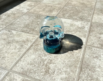 Caveira de globo de neve que brilha no escuro