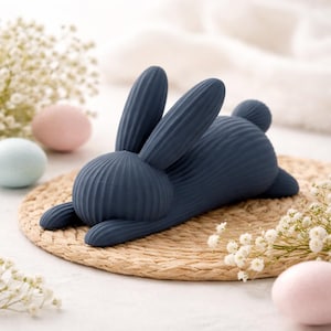 Rekkend decoratief konijntje – moderne paasdecoratie met een rustgevende uitstraling. 3D-geprint met PLA in 28 kleuren.