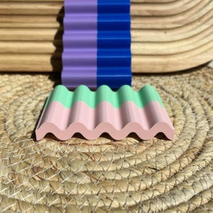 Może przedstawiać: Wavy mydelniczka w kolorze różowym i zielonym z fakturowaną powierzchnią.