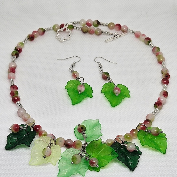 Set beaded necklace-earrings / een vrolijke zomerse set ketting-oorbellen met ronde Perzische jade beads