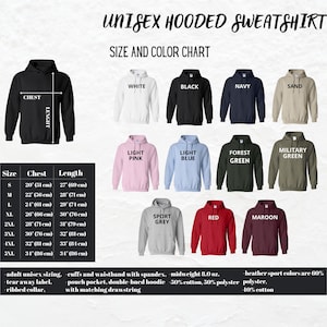 Puede incluir: Tabla de tallas para sudadera con capucha unisex con opciones de color. La tabla muestra diferentes colores de sudaderas, incluyendo blanco, negro, azul marino, arena, rosa claro, azul claro, verde bosque, verde militar, gris deportivo, rojo y granate. La tabla tambi&eacute;n incluye medidas de talla y pecho en pulgadas y medidas de longitud en pulgadas.