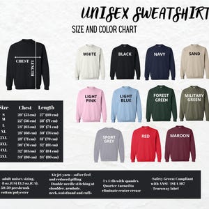 Puede incluir: Tabla de tallas y colores para sudadera unisex con una variedad de colores, incluyendo blanco, negro, azul marino, arena, rosa claro, azul claro, verde bosque, verde militar, gris deportivo, rojo y granate. La tabla incluye medidas de pecho y largo en pulgadas y cent&iacute;metros para las tallas S, M, L, XL, 2XL, 3XL, 4XL y 5XL.