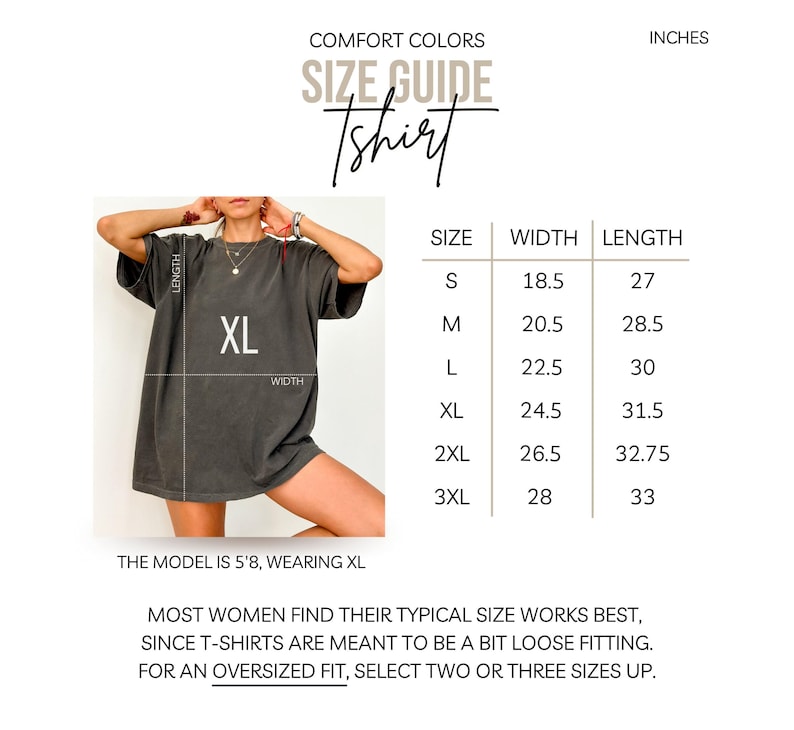 Pu&ograve; includere: Guida alle taglie per una t-shirt Comfort Colors. Le misure sono in pollici per le taglie dalla S alla 3XL. La modella indossa una XL. Il testo consiglia di scegliere due o tre taglie in pi&ugrave; per una vestibilit&agrave; oversize. La modella &egrave; alta 1,73 m.