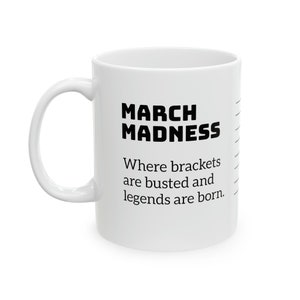 Puede incluir: Taza de cerámica blanca con un gráfico negro que dice "MARCH MADNESS Where brackets are busted and legends are born."
