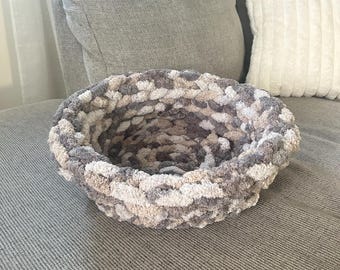 Cama redonda pequeña hecha a mano para mascotas: suave y de felpa para perros y gatos
