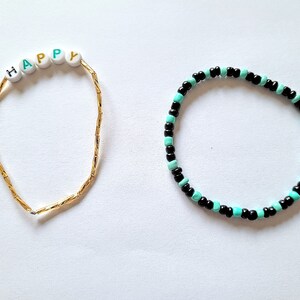 Dúo de pulseras Happy / Pulseras de cuentas de vidrio / Pulsera Happy Letter / Regalo para cesta de Pascua / Joyas para mujer / Dorado, negro y verde azulado