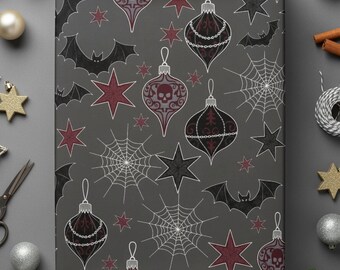 Papel de regalo gótico para Navidad, con diseño de calavera espeluznante y murciélagos. Estilo gótico macabro y misterioso.