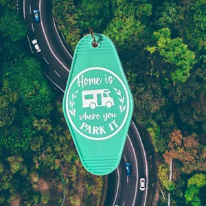 Chaveiro de Motel &quot;Casa é Onde Eu Estaciono&quot; – Chaveiro Vintage para Trailer | Design Divertido para Trailer | Várias Cores | Presente para RV e Viagem